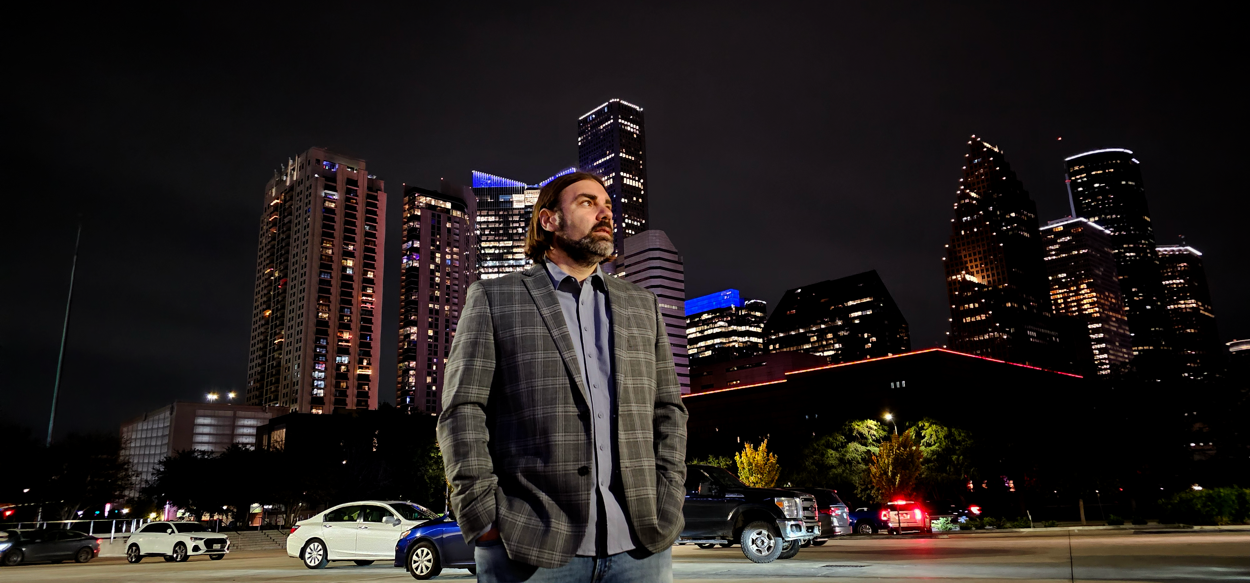 Josh Beechraft sitting in a studio discussing The 2mm Shift frameworks with high-performance founders